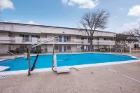 Studio 6 Irving, TX - Irving DFW Airport East - Pools