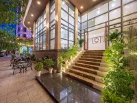 Kiwi Beachside Hotel & Cafe Da Nang Hotels near Monkey Mountain