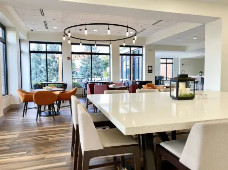 Hilton Garden Inn Oconomowoc Отели в г. Делафилд