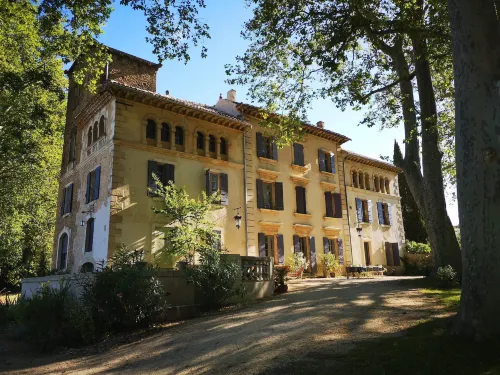 Fontclaire en Provence فنادق في Uchaux
