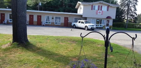 Pine Grove Motel Отели в г. Алгома