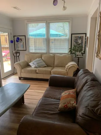 3 Bedroom Cottage w/Hot Tub- 4 miles to Beach, 4 miles to Downtown and 1 to UNCW Отели рядом с достопримечательностью «Университет Северная Каролина в Уилмингтон»