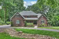 Luckys Lake House by AvantStay Private Lake Bar