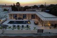 Phaedrus Living Olive Grove Luxury Villa Hotel di 