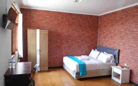 Rumah Syariah & Kolam Renang Bugenville Guesthouse Отели рядом с достопримечательностью «Wot Batu»