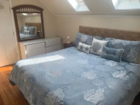 Jamestown Cozy Coastal Cottage in Town Near Beaches & Newport. Sleeps 6 Pets ok.