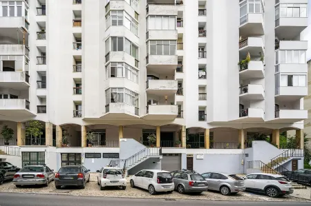 WHome Chic & Stylish Retreat in Estoril's Finest Location Отели рядом со станцией Monte Estoril