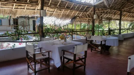 Silver Rock Hotel & Beachfront Apartments Отели в г. Малинди