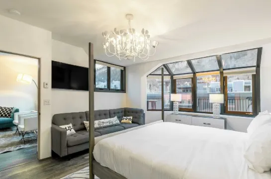 New San Juan 303 by AvantStay Modern Penthouse w Deck Overlooking Main Street