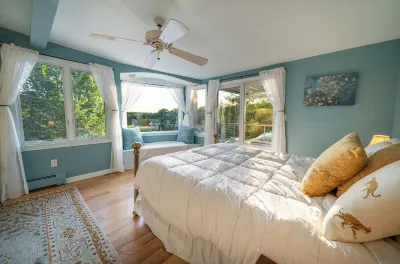 Waterfront Gem: 3Br House w/AC & WiFi in Branford, Minutes from Yale