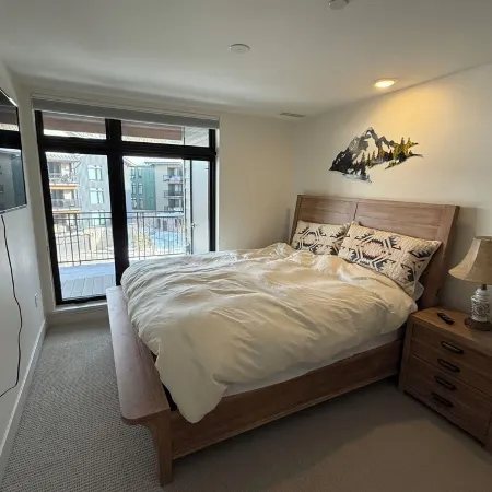 Timber Fox modern 1-bedroom condo in downtown Winter Park with WiFi, AC, hot tub