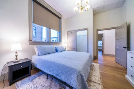 The Conservatory Suite - Huge, Luxury 3-Bedroom Apartment in Downtown Sedalia