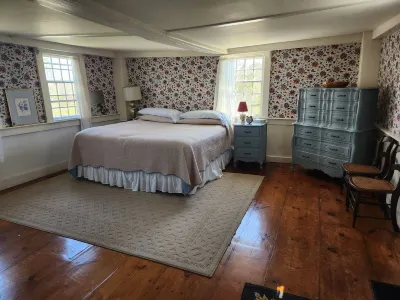 Lovely 4-bedroom farmhouse in Little Compton. Pet and family friendly. Hotels near Rhode Island Red Monument