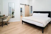 Lux Coastal Getaway , Brand New , Central Location Hotel in zona Daiso