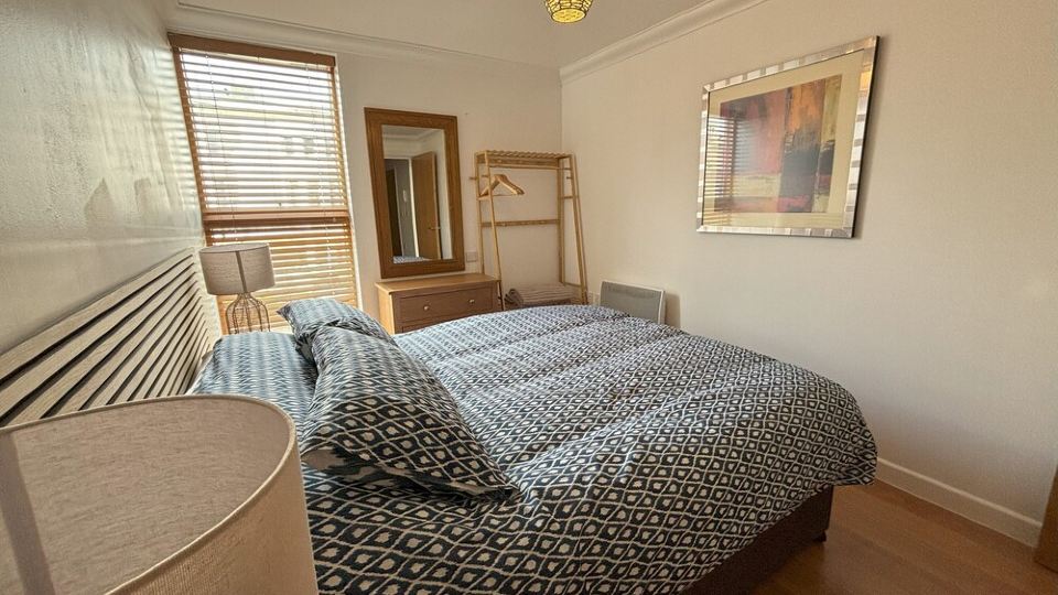 Millgrove House Apartment No 5 with city view minutes from the beach