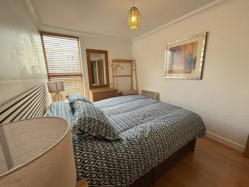 Millgrove House Apartment No 5 with city view minutes from the beach