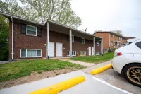 Spacious 2 Bed Townhome by StayLage Hotels in Frontier Township