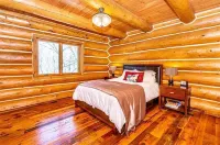 Luxurious Cozy Log Cabin in the Woods, Private getaway at the lake!