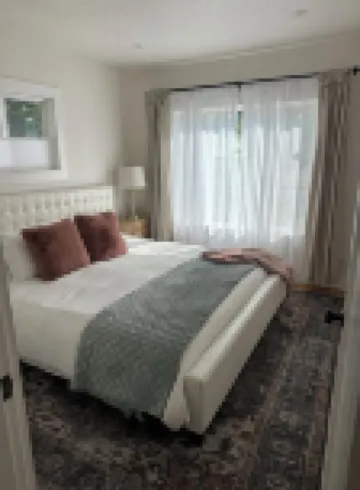 1 king bed 1 queen bed 2 bedroom house with AC, WiFi and washer and dryer
