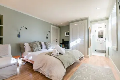 Victorian Painted Lady Studio, one block from Haight & Ashbury Hotels in Haight-Ashbury