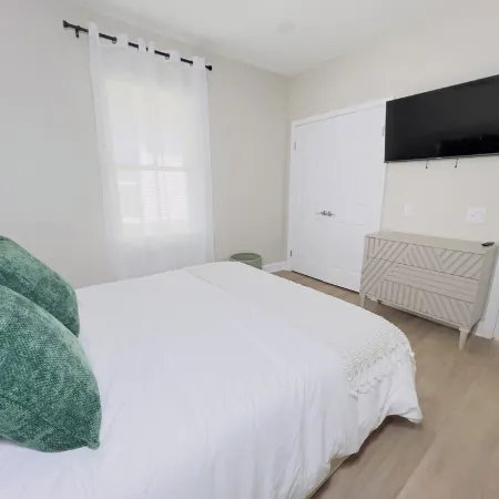 3Br Beach House~ 5 Minute Stroll to Beach & Private Outdoor Entertainment Area