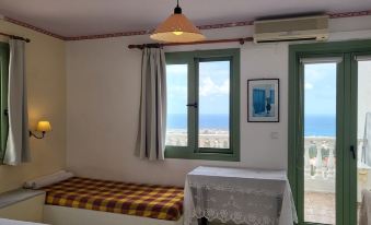 Studio Quiet and Peaceful and Very Relaxing with Kitchen, Shared Pool and AC
