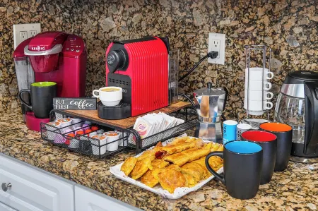 4 to 23 Guests GameRoom 2 Kitchens Bar BBQ Отели рядом с достопримечательностью «Парк штата Барнакл Хисторик»