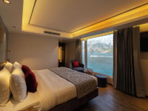 Divine Lake Cruise Hotels near Khait Parvat Temple