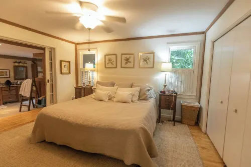 2-Bedroom House with Spacious Outdoor Living area in Mirror Lake neighborhood