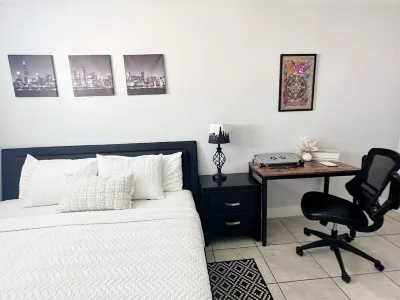 Modern 2 King BR Apt, Relax in Style!! Hotels near Walmart Supercenter