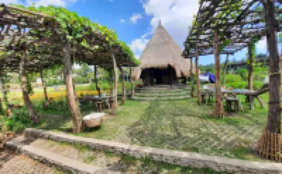 ماها جانجا فالي باي إيكوميرسيلوكا Hotels near قصر تيرتا جانجا