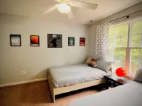 The Waypoint, 4BR/7Beds/2.5Bath Travel Themed Vacation Home adjacent to FT Bragg Hotels in Spring Lake