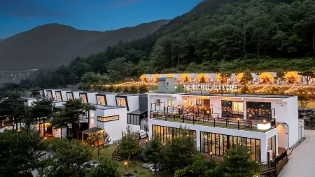 Mungyeong the Most Pool Villa Отели рядом с достопримечательностью «Mungyeong Saejae»