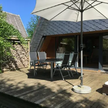 Cottage with fireplace, near the beach, dogs welcome, kitchen is new, fenced