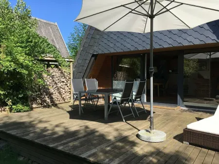 Cottage with fireplace, near the beach, dogs welcome, kitchen is new, fenced