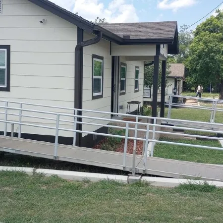 Cute 2-bedroom house. WiFi & handicapped accessible near all Hosp. and colleges.