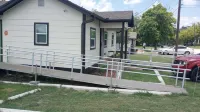 Cute 2-bedroom house. WiFi & handicapped accessible near all Hosp. and colleges. Hotels near Calvary Baptist Church