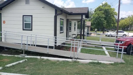 Cute 2-bedroom house. WiFi & handicapped accessible near all Hosp. and colleges.