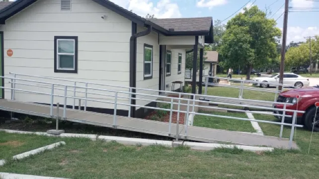 Cute 2-bedroom house. WiFi & handicapped accessible near all Hosp. and colleges.