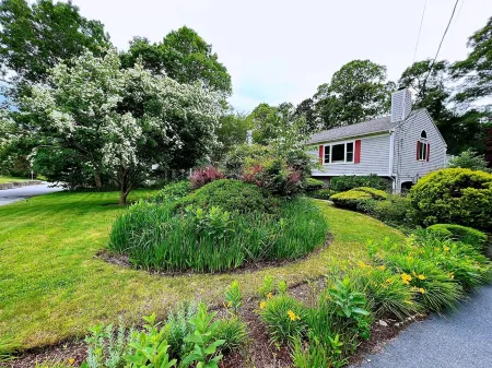 Bright & Spacious house with A/C - close to beach Отели рядом с достопримечательностью «Крейгвилл Бич, Барнстейбл»