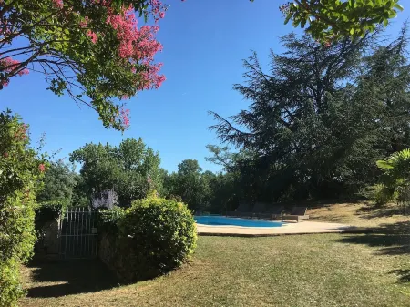 Beautiful Cottage on the bank of the river Tarn - 6/7 people. Pool .