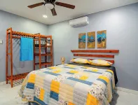 Charming 2-Bedroom, 3 Bed Apartment, AC, WiFi, Free Parking in Lovely West End