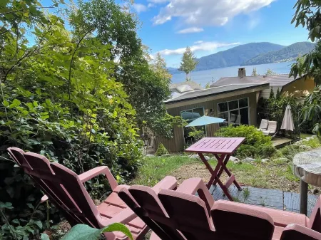 Cozy Home with Ocean and Mountain views. Family sized wth game room and deck