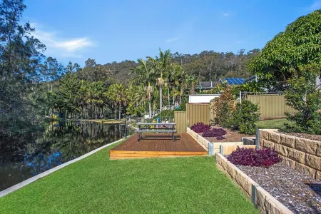 Cosy Renovated 2 Bed cottage on the water