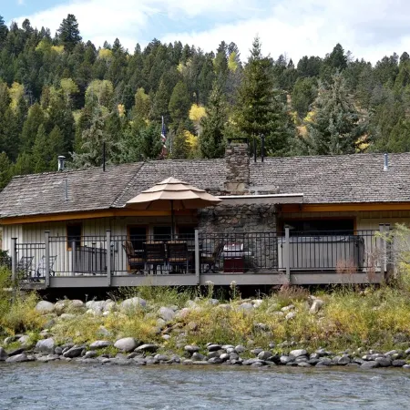Unique Guesthouse on the Beautiful Gallatin River - Hot Tub w/ Amazing Views!