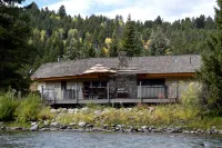 Unique Guesthouse on the Beautiful Gallatin River - Hot Tub w/ Amazing Views!