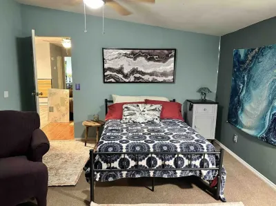 Peaceful Cabin with Fireplace, 5 Minutes from the Springs!