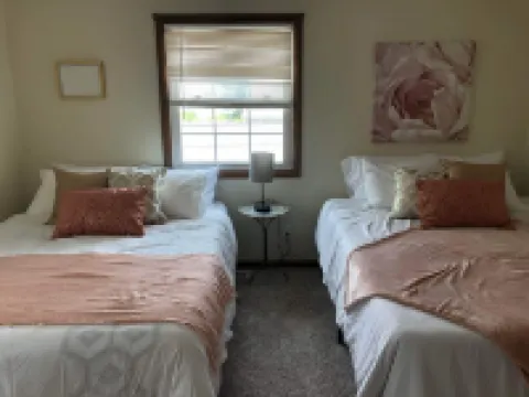 Cozy 2-Bedroom Apartment - Close To It All!