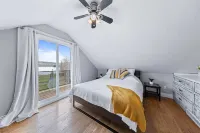 Ultimate Lakeview Cottage Retreat: Hot Tub, Paddle & Play Hotels in Hastings Highlands