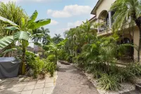 Villa w POOL 2BR/2.5BA Walk To Beach, Shops, Restaurants and MORE